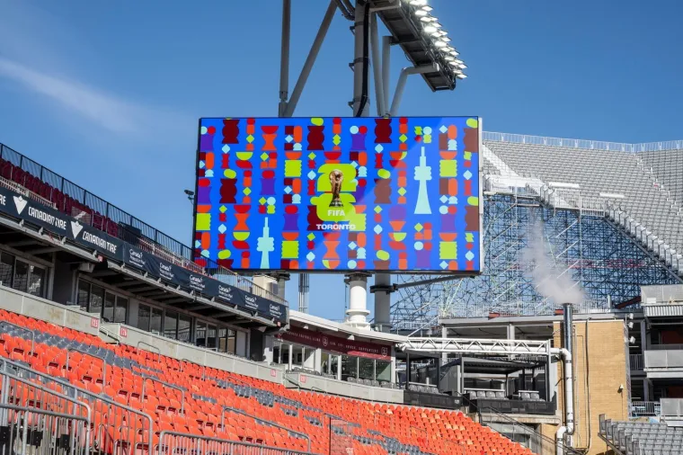 Bože dragi! Je li moguće da će tu igrati Hrvatska? Teren se ne vidi, a tribine su opasne po život