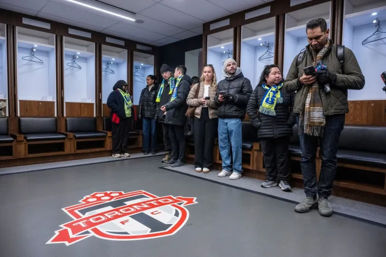 Bože dragi! Je li moguće da će tu igrati Hrvatska? Teren se ne vidi, a tribine su opasne po život