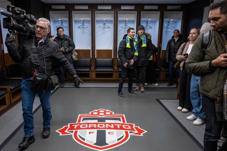 Bože dragi! Je li moguće da će tu igrati Hrvatska? Teren se ne vidi, a tribine su opasne po život