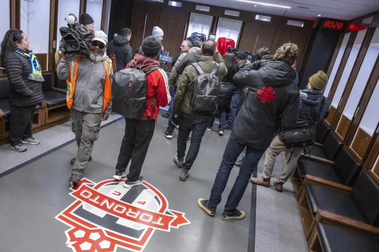 Bože dragi! Je li moguće da će tu igrati Hrvatska? Teren se ne vidi, a tribine su opasne po život