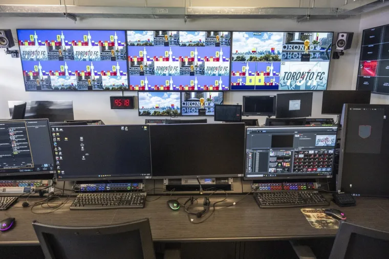 Bože dragi! Je li moguće da će tu igrati Hrvatska? Teren se ne vidi, a tribine su opasne po život