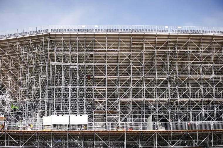 Bože dragi! Je li moguće da će tu igrati Hrvatska? Teren se ne vidi, a tribine su opasne po život