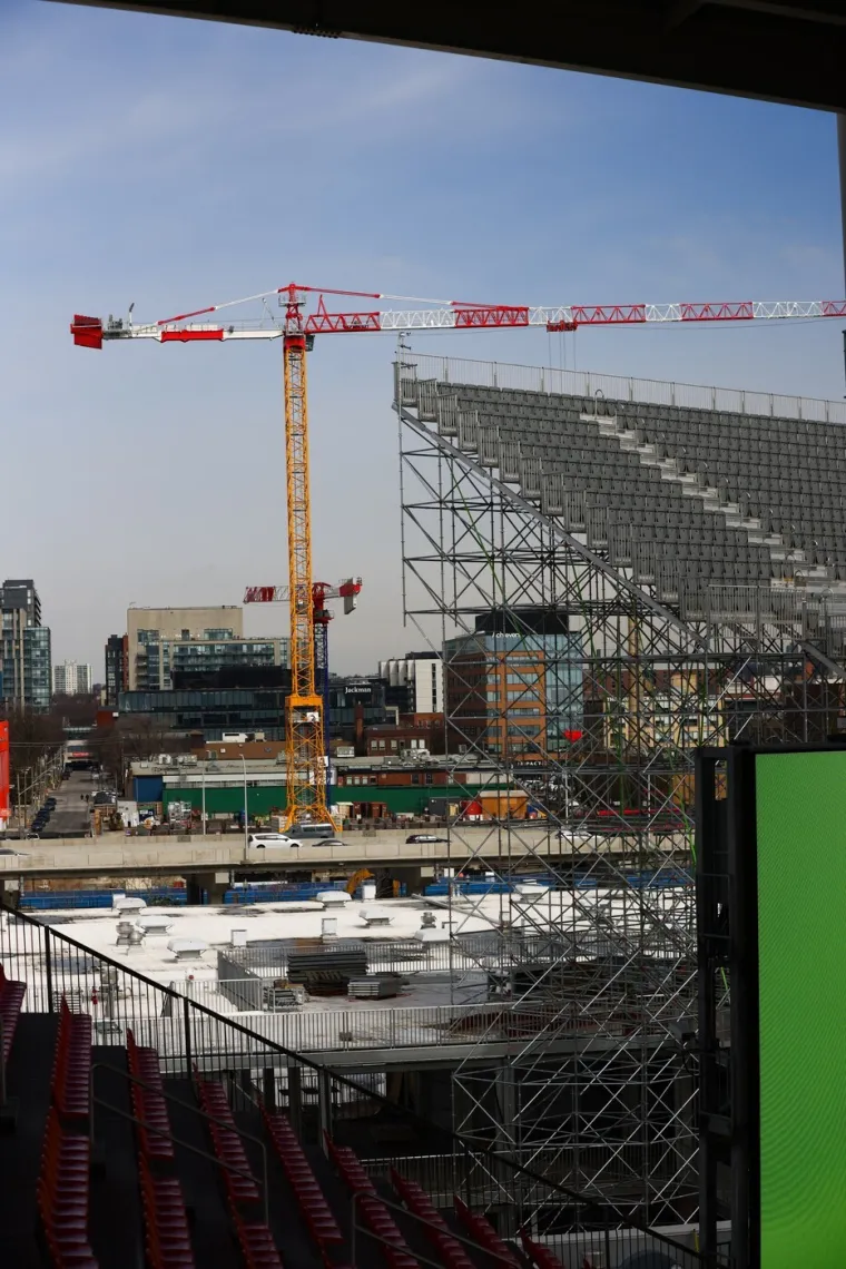 Bože dragi! Je li moguće da će tu igrati Hrvatska? Teren se ne vidi, a tribine su opasne po život