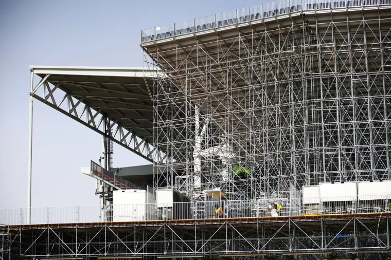 Bože dragi! Je li moguće da će tu igrati Hrvatska? Teren se ne vidi, a tribine su opasne po život