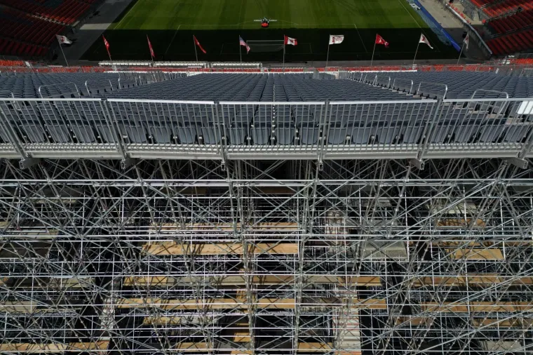 Bože dragi! Je li moguće da će tu igrati Hrvatska? Teren se ne vidi, a tribine su opasne po život