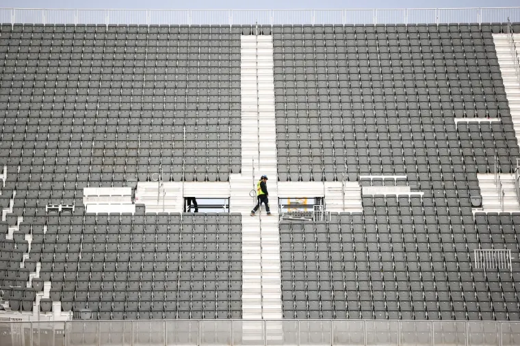 Bože dragi! Je li moguće da će tu igrati Hrvatska? Teren se ne vidi, a tribine su opasne po život