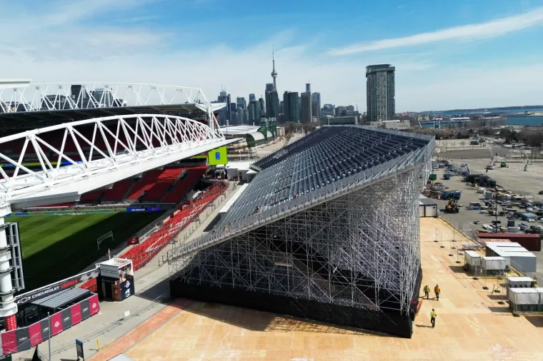 Bože dragi! Je li moguće da će tu igrati Hrvatska? Teren se ne vidi, a tribine su opasne po život