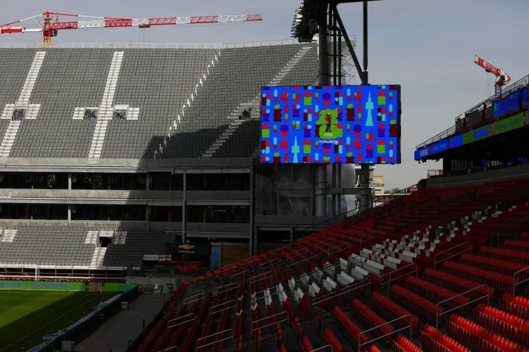 Bože dragi! Je li moguće da će tu igrati Hrvatska? Teren se ne vidi, a tribine su opasne po život