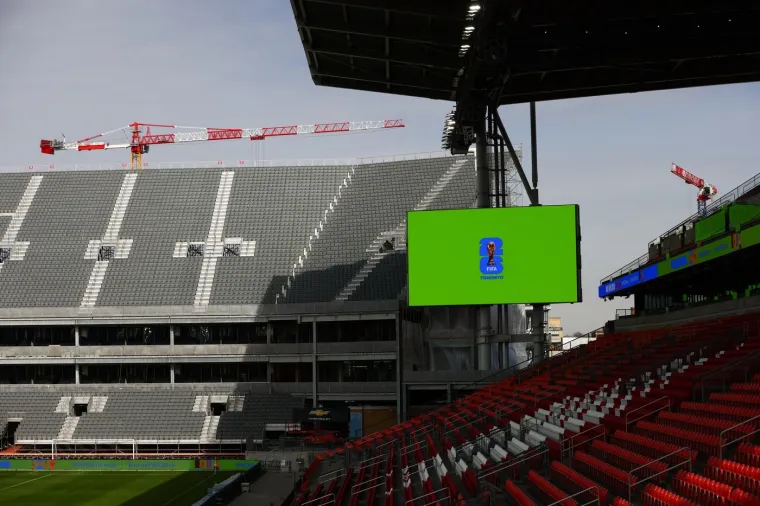 Bože dragi! Je li moguće da će tu igrati Hrvatska? Teren se ne vidi, a tribine su opasne po život