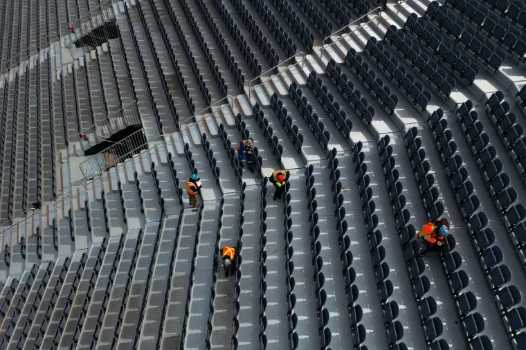 Bože dragi! Je li moguće da će tu igrati Hrvatska? Teren se ne vidi, a tribine su opasne po život