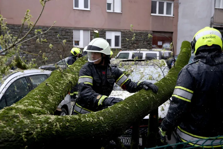 Kao da je apokalipsa... Ovo su prizori iz Zagreba, stabla razbila automobile, izdan crveni alarm