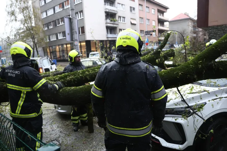 Kao da je apokalipsa... Ovo su prizori iz Zagreba, stabla razbila automobile, izdan crveni alarm
