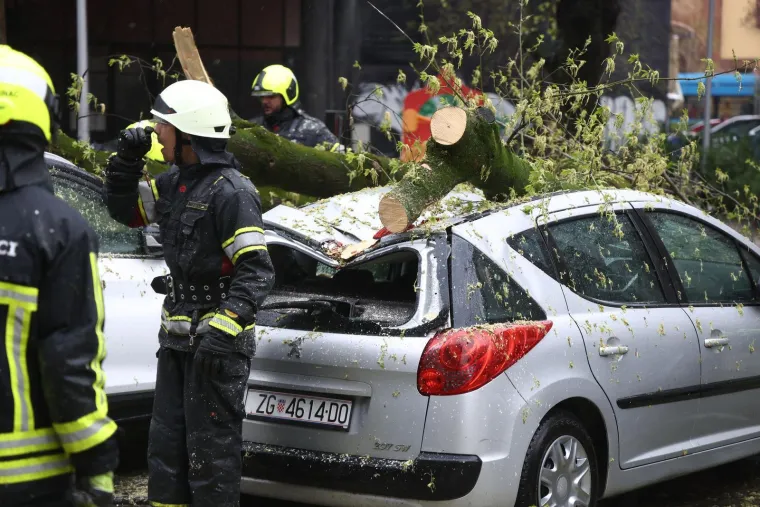 Kao da je apokalipsa... Ovo su prizori iz Zagreba, stabla razbila automobile, izdan crveni alarm