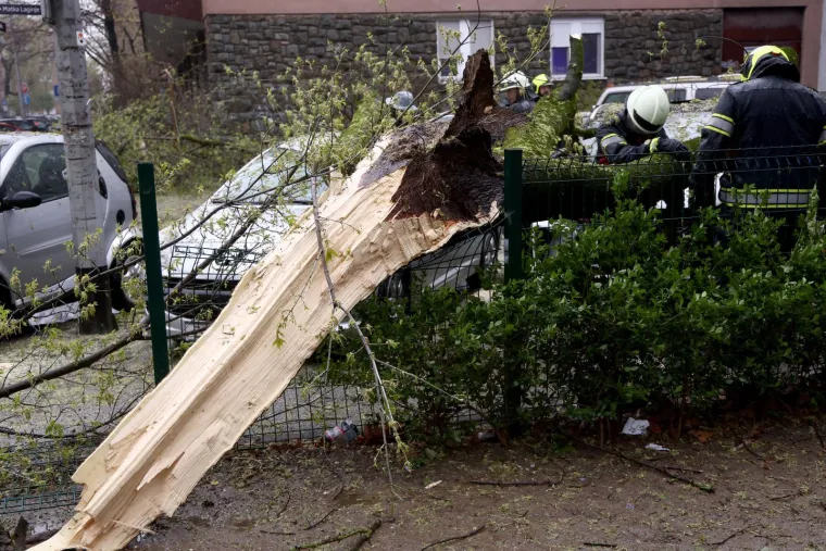 Kao da je apokalipsa... Ovo su prizori iz Zagreba, stabla razbila automobile, izdan crveni alarm