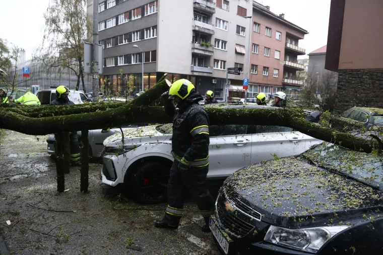 Kao da je apokalipsa... Ovo su prizori iz Zagreba, stabla razbila automobile, izdan crveni alarm