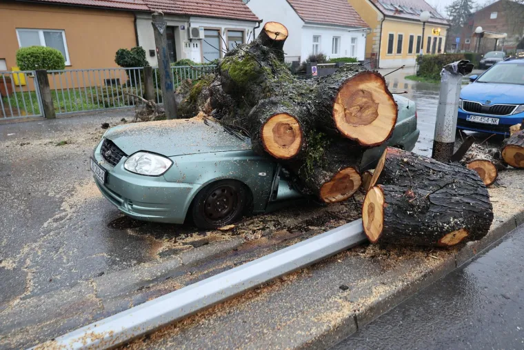 Kao da je apokalipsa... Ovo su prizori iz Zagreba, stabla razbila automobile, izdan crveni alarm