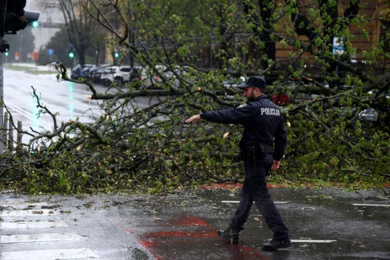 Kao da je apokalipsa... Ovo su prizori iz Zagreba, stabla razbila automobile, izdan crveni alarm