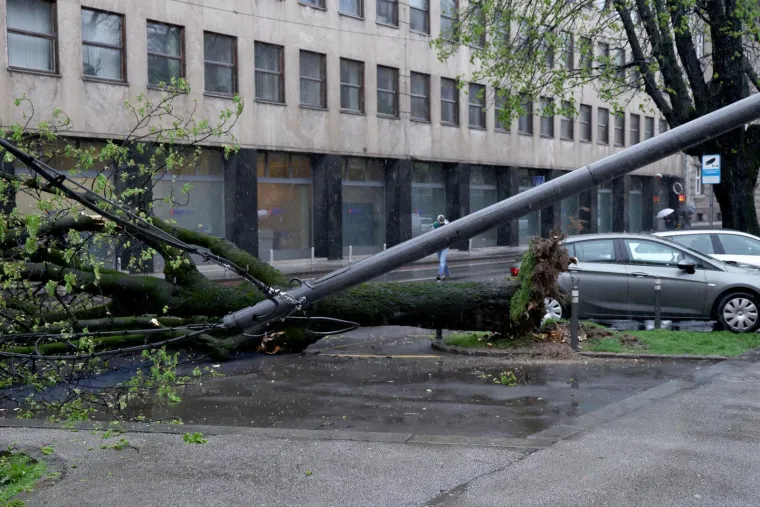Kao da je apokalipsa... Ovo su prizori iz Zagreba, stabla razbila automobile, izdan crveni alarm