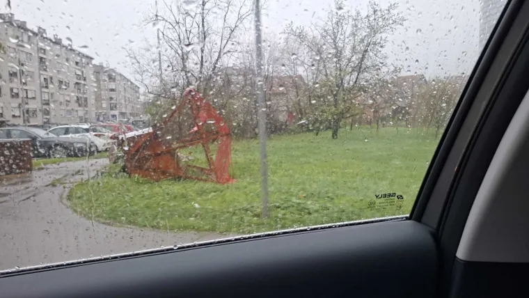 Ovo je Zagreb u petak ujutro: Polomljena stabla, i&scaron;čupani krovovi, sru&scaron;eni stupovi, skele...