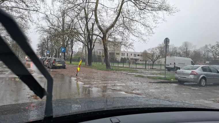 Ovo je Zagreb u petak ujutro: Polomljena stabla, i&scaron;čupani krovovi, sru&scaron;eni stupovi, skele...