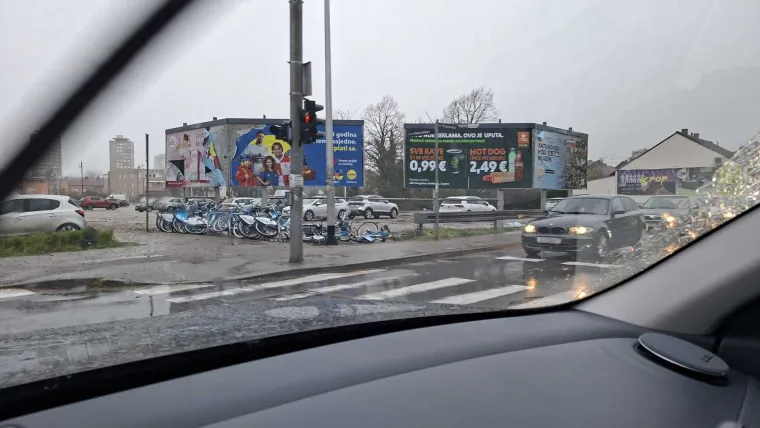 Ovo je Zagreb u petak ujutro: Polomljena stabla, i&scaron;čupani krovovi, sru&scaron;eni stupovi, skele...