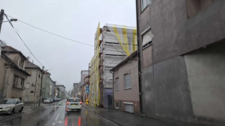 Ovo je Zagreb u petak ujutro: Polomljena stabla, i&scaron;čupani krovovi, sru&scaron;eni stupovi, skele...