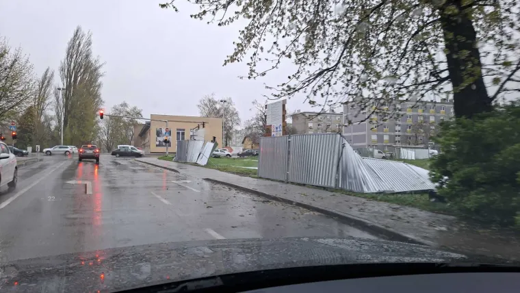 Ovo je Zagreb u petak ujutro: Polomljena stabla, i&scaron;čupani krovovi, sru&scaron;eni stupovi, skele...