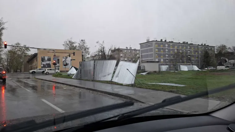 Ovo je Zagreb u petak ujutro: Polomljena stabla, i&scaron;čupani krovovi, sru&scaron;eni stupovi, skele...