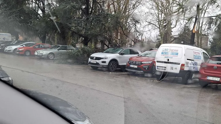 Ovo je Zagreb u petak ujutro: Polomljena stabla, i&scaron;čupani krovovi, sru&scaron;eni stupovi, skele...