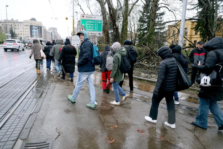 Ovo je Zagreb u petak ujutro: Polomljena stabla, i&scaron;čupani krovovi, sru&scaron;eni stupovi, skele...