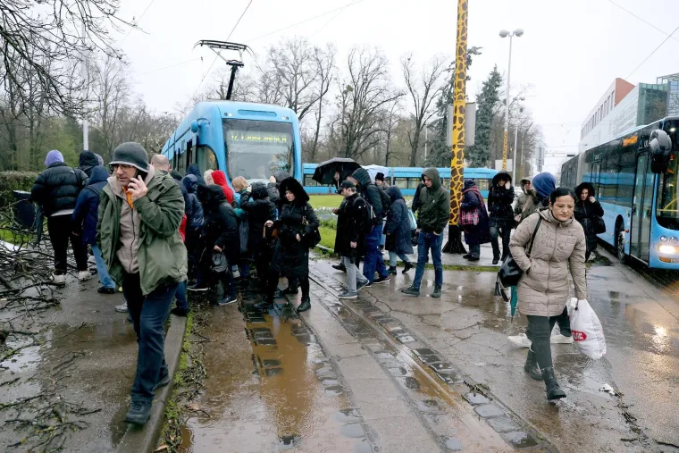 Ovo je Zagreb u petak ujutro: Polomljena stabla, i&scaron;čupani krovovi, sru&scaron;eni stupovi, skele...