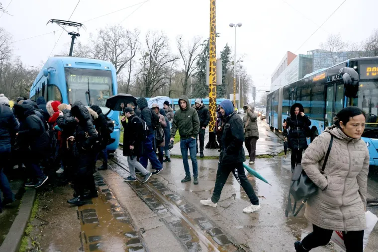 Ovo je Zagreb u petak ujutro: Polomljena stabla, i&scaron;čupani krovovi, sru&scaron;eni stupovi, skele...