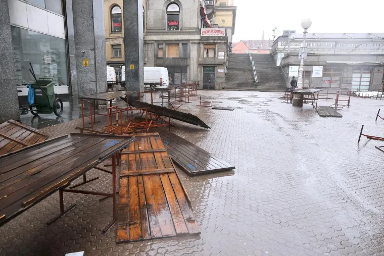 Ovo je Zagreb u petak ujutro: Polomljena stabla, i&scaron;čupani krovovi, sru&scaron;eni stupovi, skele...