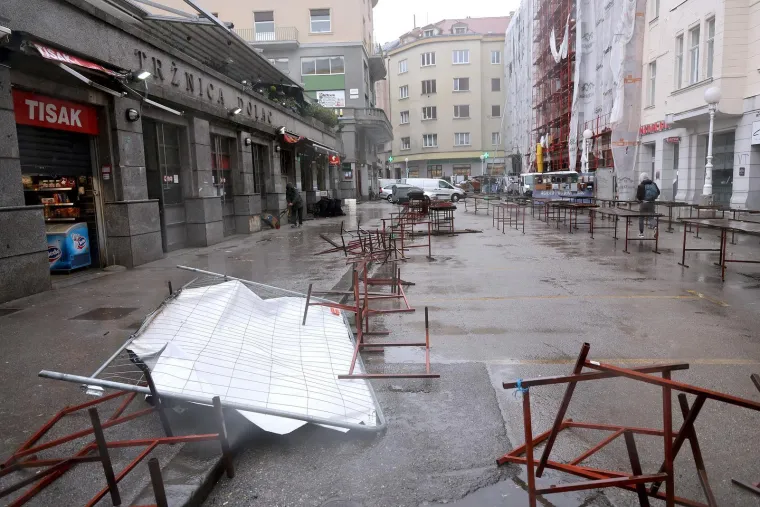 Ovo je Zagreb u petak ujutro: Polomljena stabla, i&scaron;čupani krovovi, sru&scaron;eni stupovi, skele...