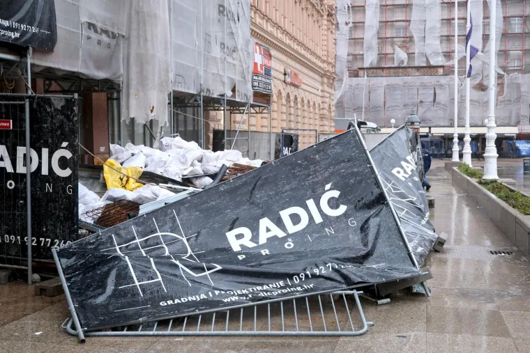 Ovo je Zagreb u petak ujutro: Polomljena stabla, i&scaron;čupani krovovi, sru&scaron;eni stupovi, skele...