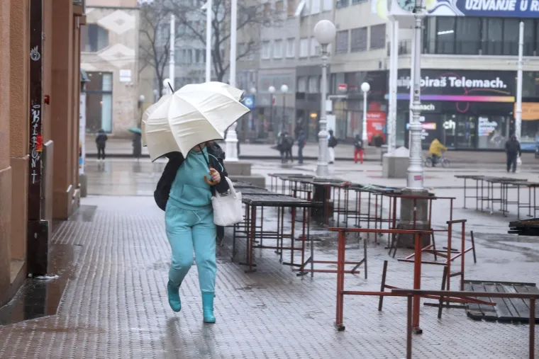 Ovo je Zagreb u petak ujutro: Polomljena stabla, i&scaron;čupani krovovi, sru&scaron;eni stupovi, skele...