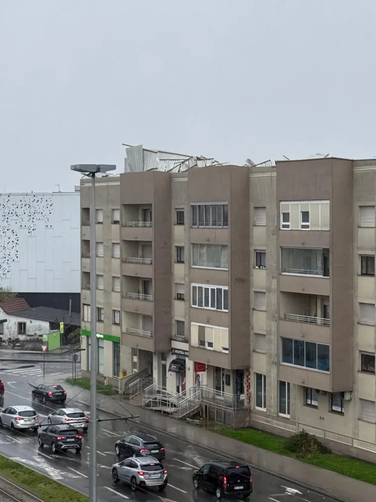 Ovo je Zagreb u petak ujutro: Polomljena stabla, i&scaron;čupani krovovi, sru&scaron;eni stupovi, skele...