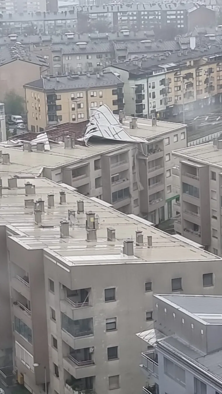 Ovo je Zagreb u petak ujutro: Polomljena stabla, i&scaron;čupani krovovi, sru&scaron;eni stupovi, skele...