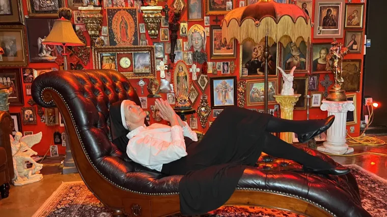 Časna sestra zaludila je internet: Za TikTok snima provokativne poze, korisnici imaju jednu želju