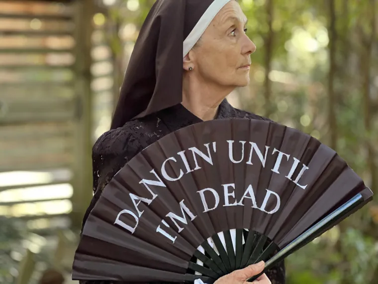 Časna sestra zaludila je internet: Za TikTok snima provokativne poze, korisnici imaju jednu želju