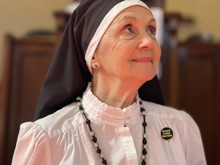 Časna sestra zaludila je internet: Za TikTok snima provokativne poze, korisnici imaju jednu želju