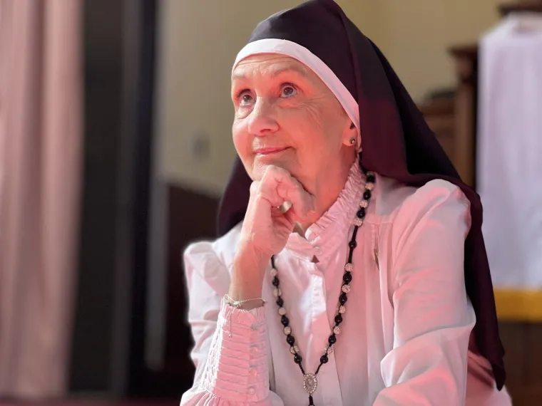 Časna sestra zaludila je internet: Za TikTok snima provokativne poze, korisnici imaju jednu želju