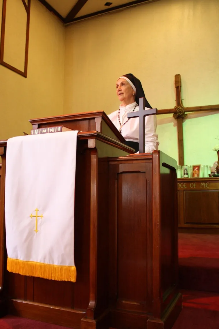 Časna sestra zaludila je internet: Za TikTok snima provokativne poze, korisnici imaju jednu želju