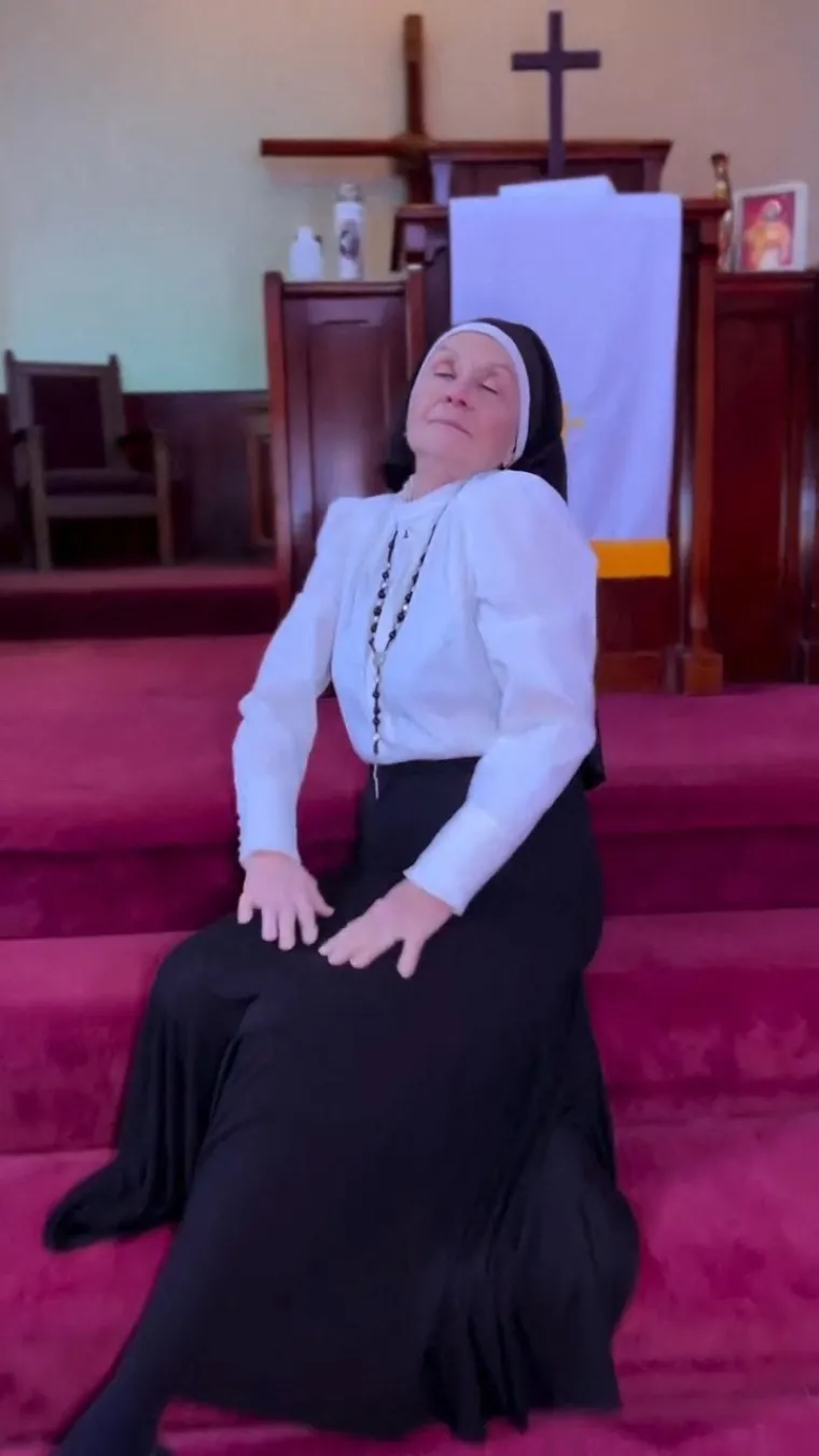 Časna sestra zaludila je internet: Za TikTok snima provokativne poze, korisnici imaju jednu želju