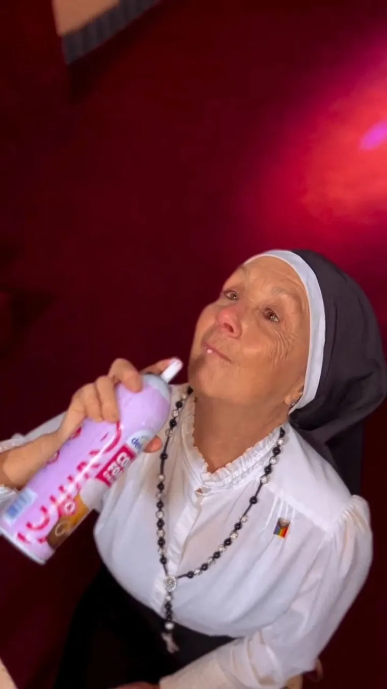 Časna sestra zaludila je internet: Za TikTok snima provokativne poze, korisnici imaju jednu želju