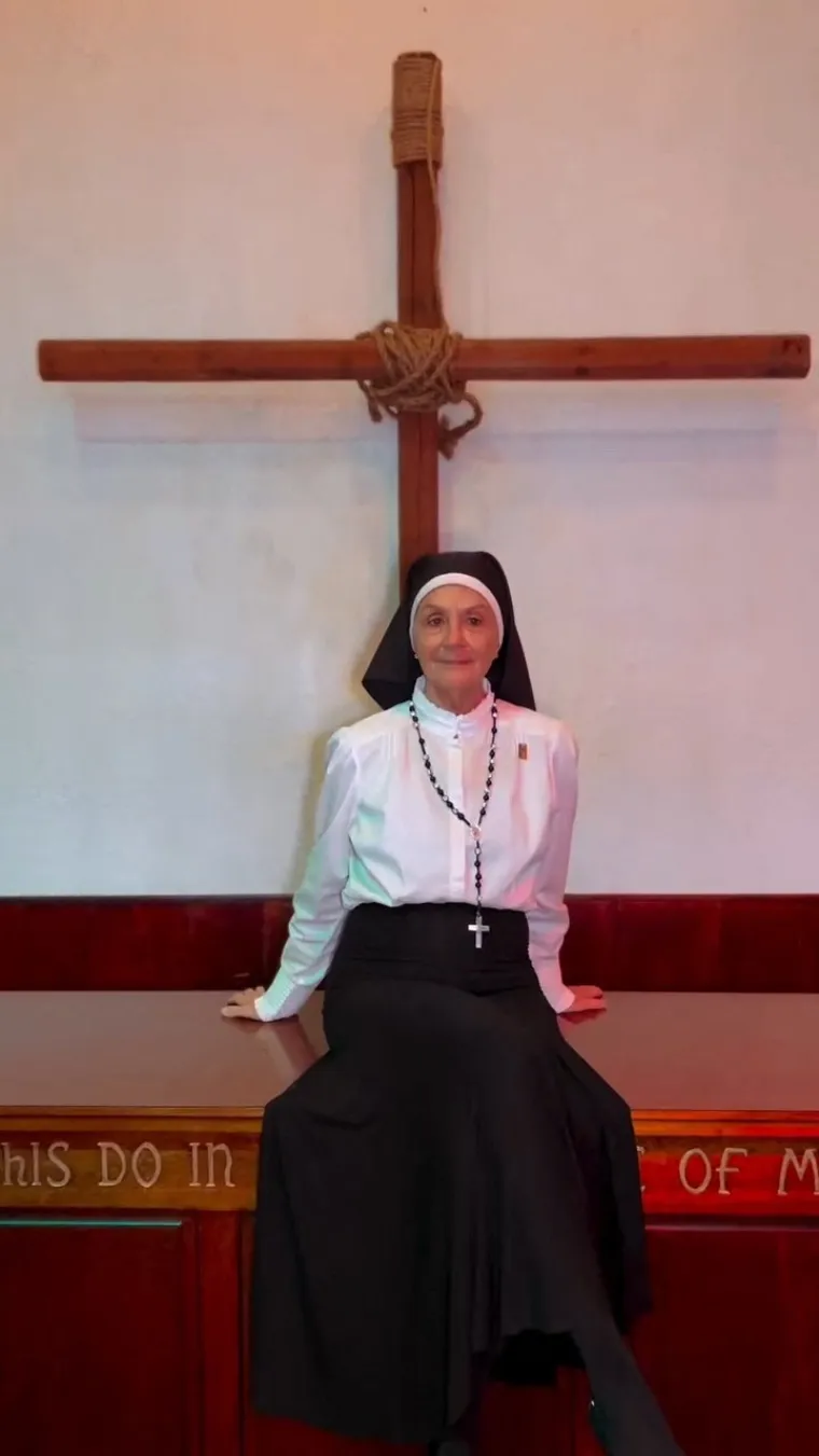 Časna sestra zaludila je internet: Za TikTok snima provokativne poze, korisnici imaju jednu želju