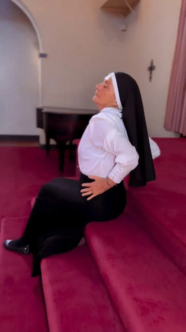 Časna sestra zaludila je internet: Za TikTok snima provokativne poze, korisnici imaju jednu želju