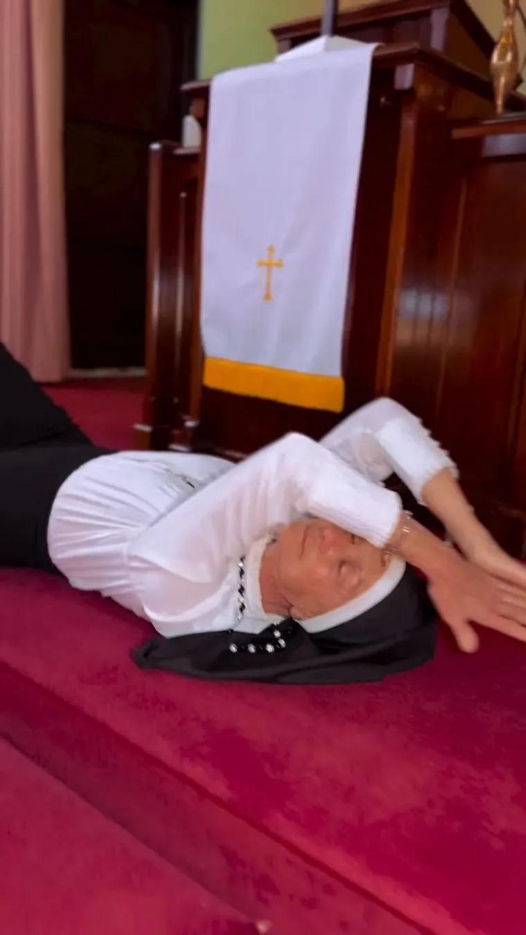 Časna sestra zaludila je internet: Za TikTok snima provokativne poze, korisnici imaju jednu želju