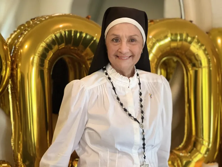 Časna sestra zaludila je internet: Za TikTok snima provokativne poze, korisnici imaju jednu želju