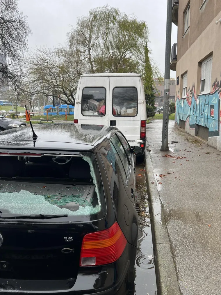 Ovo je Zagreb u petak ujutro: Polomljena stabla, i&scaron;čupani krovovi, sru&scaron;eni stupovi, skele...